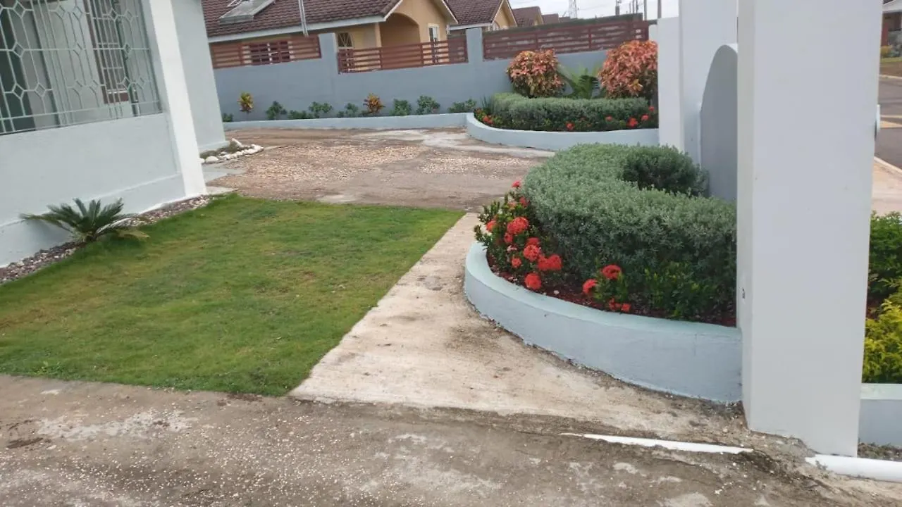 Hillside Sunrise, 2 Bed 2 Bath In Gated Community, Close To Beach, Food, Clubs & Shopping Free Parking, Free Wi-Fi Montego Bay Jamaica