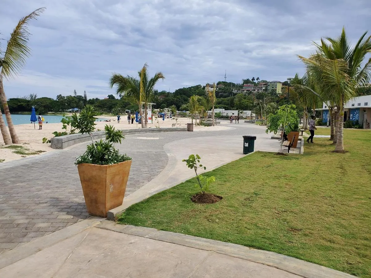 Hillside Sunrise, 2 Bed 2 Bath In Gated Community, Close To Beach, Food, Clubs & Shopping Free Parking, Free Wi-Fi Montego Bay Vakantiehuis