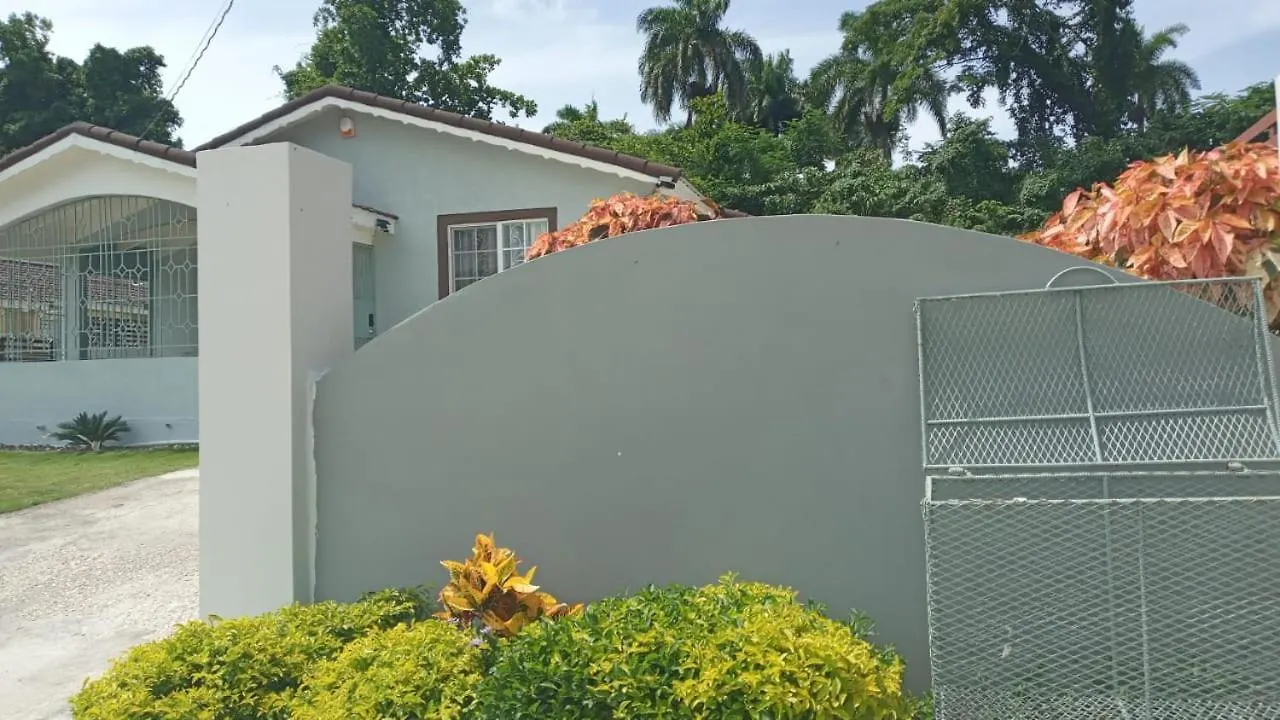 Hillside Sunrise, 2 Bed 2 Bath In Gated Community, Close To Beach, Food, Clubs & Shopping Free Parking, Free Wi-Fi Montego Bay Jamaica