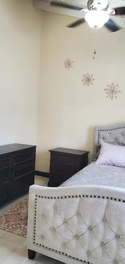 Hillside Sunrise, 2 Bed 2 Bath In Gated Community, Close To Beach, Food, Clubs & Shopping Free Parking, Free Wi-Fi Montego Bay