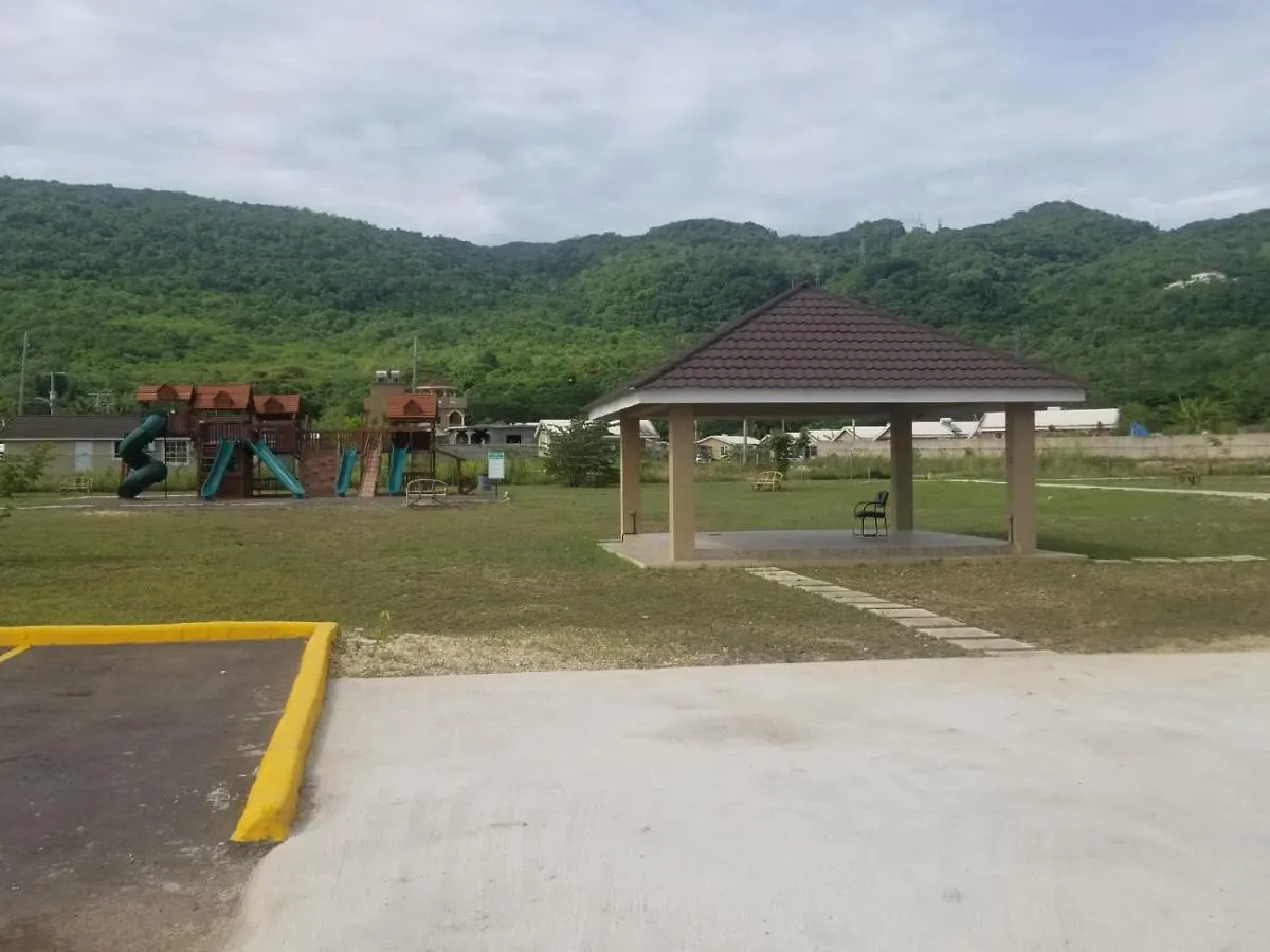 Hillside Sunrise, 2 Bed 2 Bath In Gated Community, Close To Beach, Food, Clubs & Shopping Free Parking, Free Wi-Fi Montego Bay 0*,  Jamaica