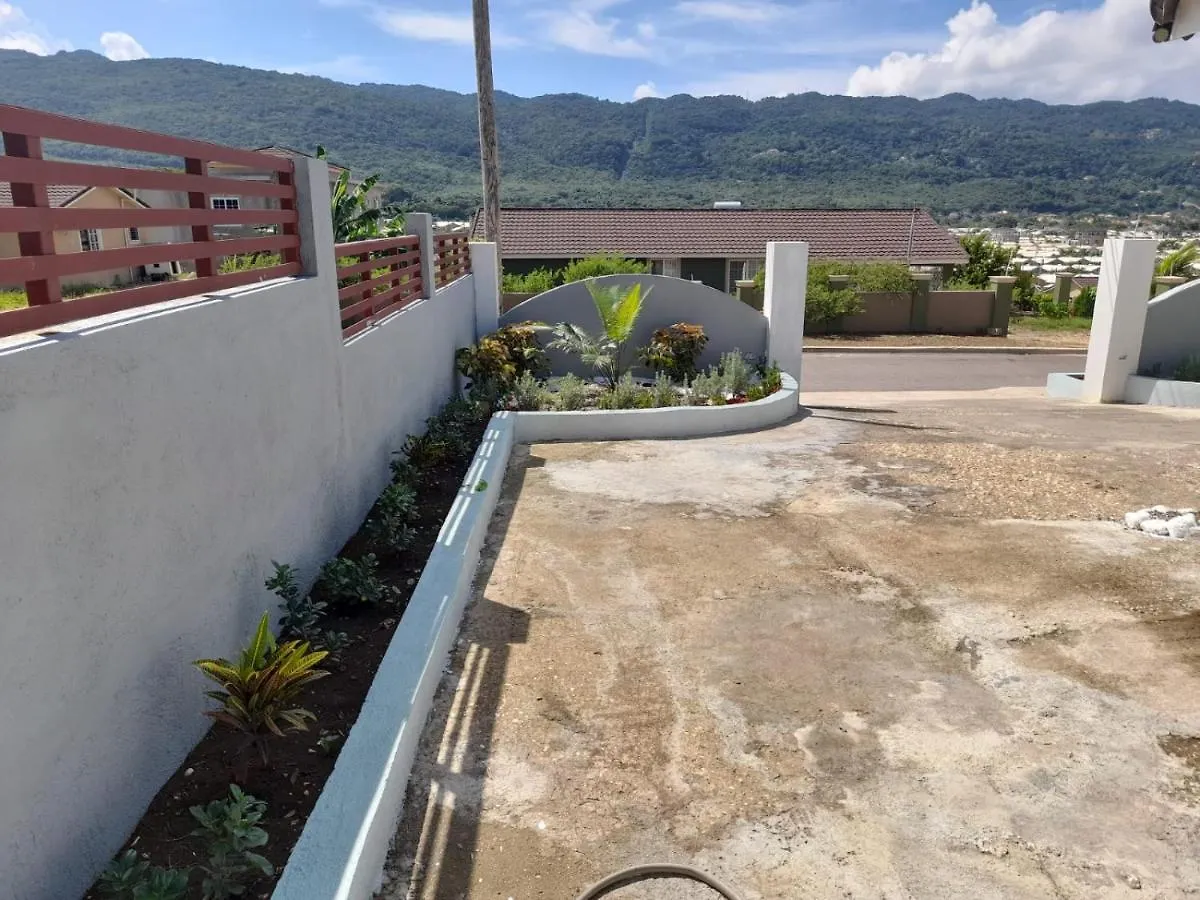 Hillside Sunrise, 2 Bed 2 Bath In Gated Community, Close To Beach, Food, Clubs & Shopping Free Parking, Free Wi-Fi Montego Bay Semesterbostad
