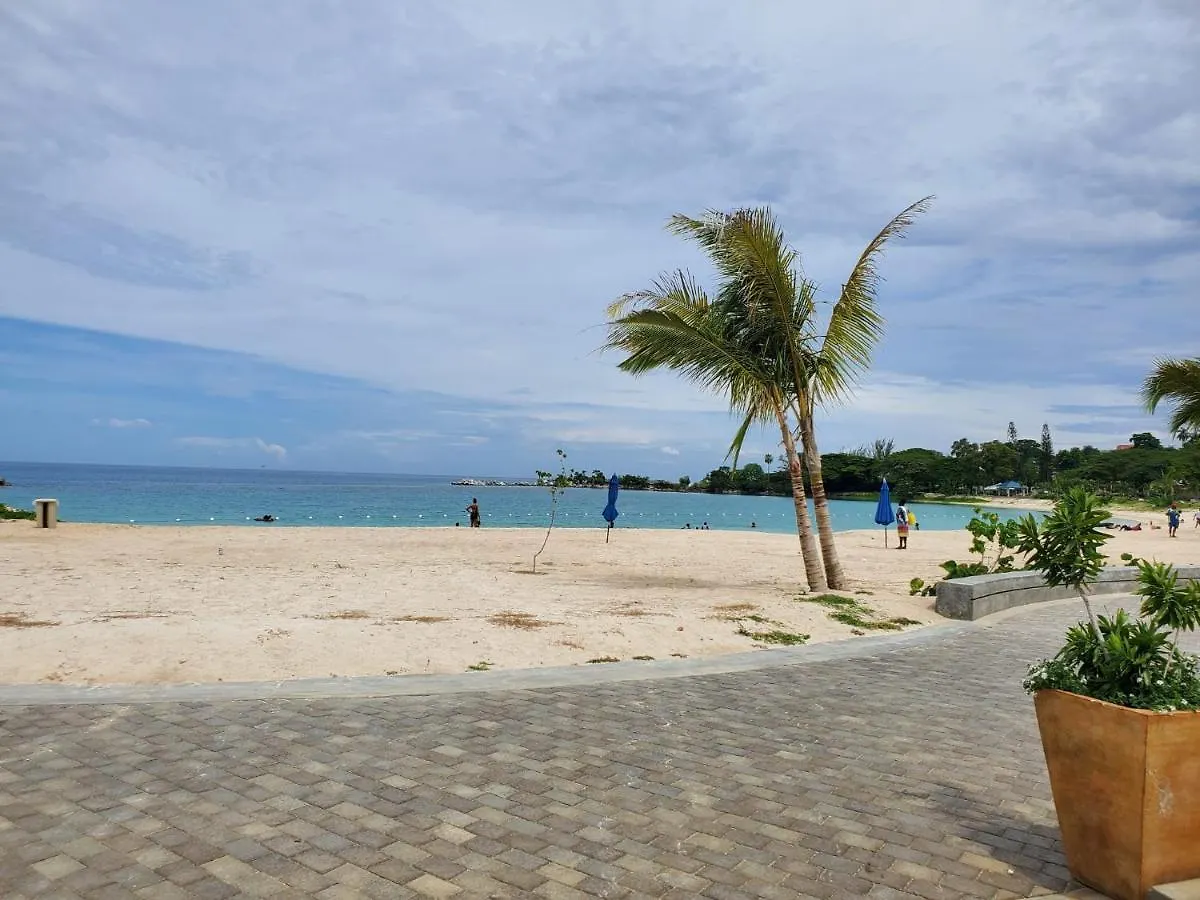 Semesterbostad Hillside Sunrise, 2 Bed 2 Bath In Gated Community, Close To Beach, Food, Clubs & Shopping Free Parking, Free Wi-Fi Montego Bay Jamaica
