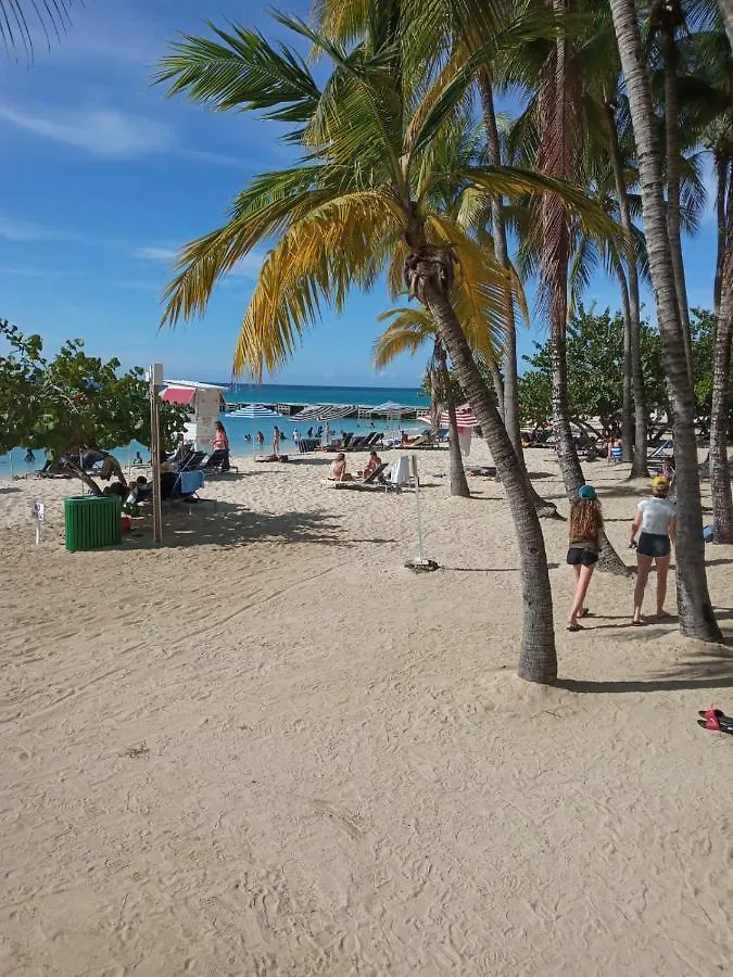 Hillside Sunrise, 2 Bed 2 Bath In Gated Community, Close To Beach, Food, Clubs & Shopping Free Parking, Free Wi-Fi Montego Bay Semesterbostad