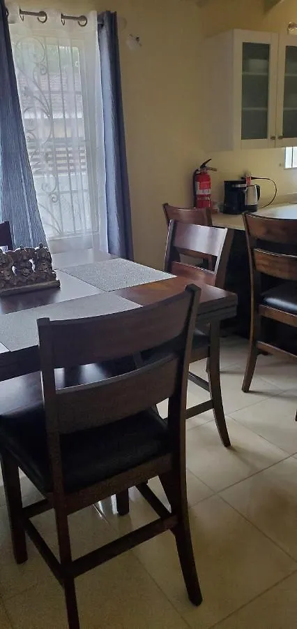 Semesterbostad Hillside Sunrise, 2 Bed 2 Bath In Gated Community, Close To Beach, Food, Clubs & Shopping Free Parking, Free Wi-Fi Montego Bay
