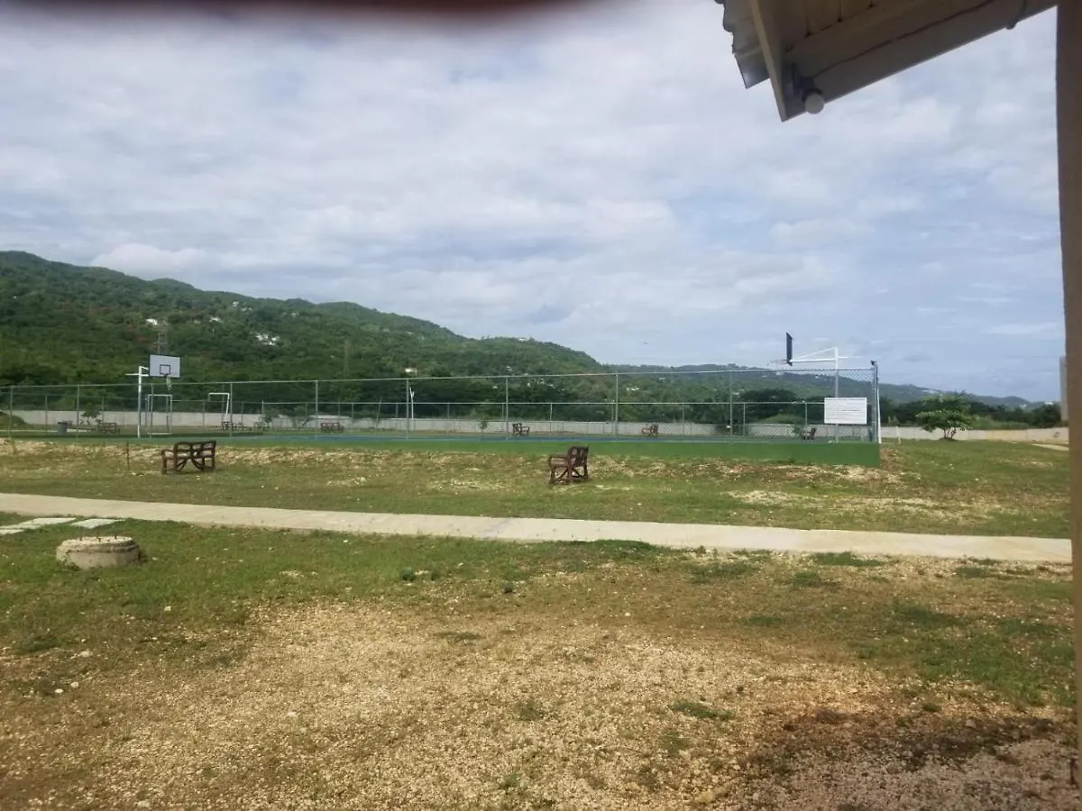 Hillside Sunrise, 2 Bed 2 Bath In Gated Community, Close To Beach, Food, Clubs & Shopping Free Parking, Free Wi-Fi Montego Bay