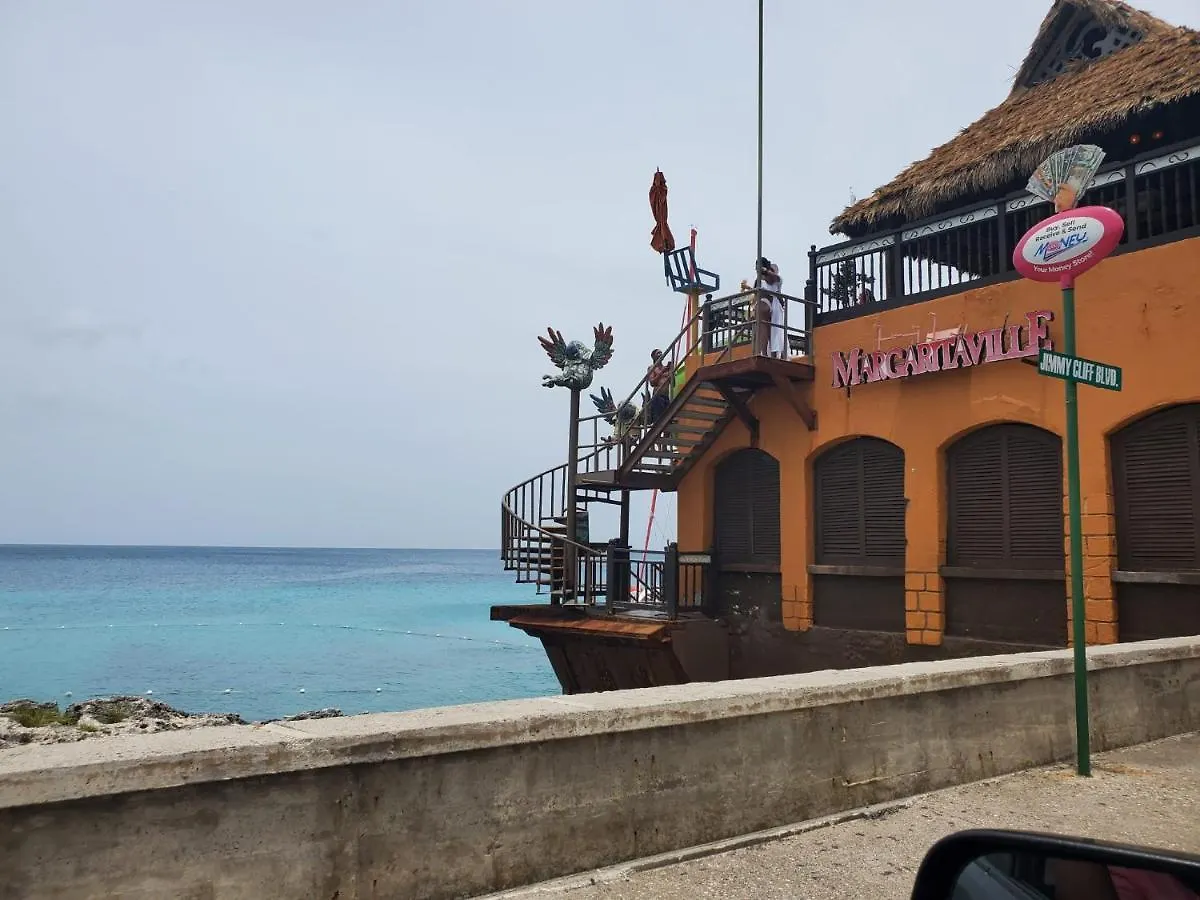 Hillside Sunrise, 2 Bed 2 Bath In Gated Community, Close To Beach, Food, Clubs & Shopping Free Parking, Free Wi-Fi Montego Bay 0*,