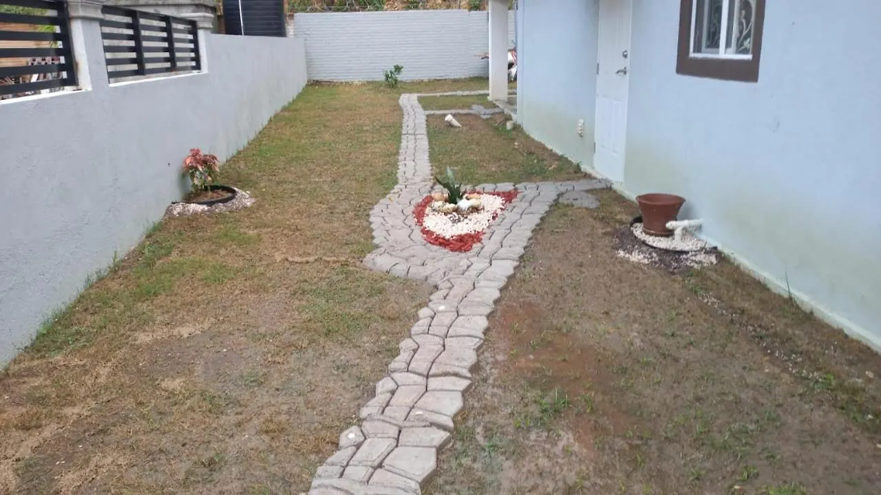 Semesterbostad Hillside Sunrise, 2 Bed 2 Bath In Gated Community, Close To Beach, Food, Clubs & Shopping Free Parking, Free Wi-Fi Montego Bay Jamaica