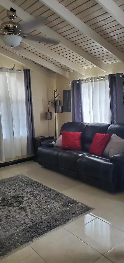 Hillside Sunrise, 2 Bed 2 Bath In Gated Community, Close To Beach, Food, Clubs & Shopping Free Parking, Free Wi-Fi Montego Bay Semesterbostad