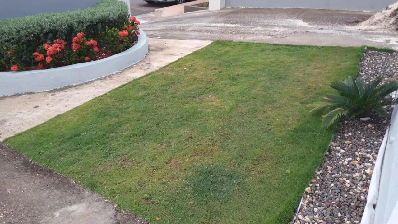 Hillside Sunrise, 2 Bed 2 Bath In Gated Community, Close To Beach, Food, Clubs & Shopping Free Parking, Free Wi-Fi Montego Bay