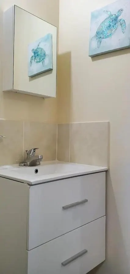 Hillside Sunrise, 2 Bed 2 Bath In Gated Community, Close To Beach, Food, Clubs & Shopping Free Parking, Free Wi-Fi Montego Bay Semesterbostad