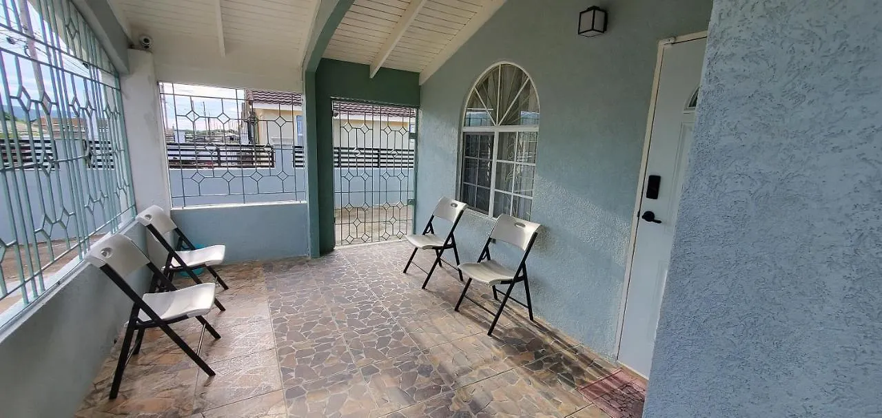 Hillside Sunrise, 2 Bed 2 Bath In Gated Community, Close To Beach, Food, Clubs & Shopping Free Parking, Free Wi-Fi Montego Bay