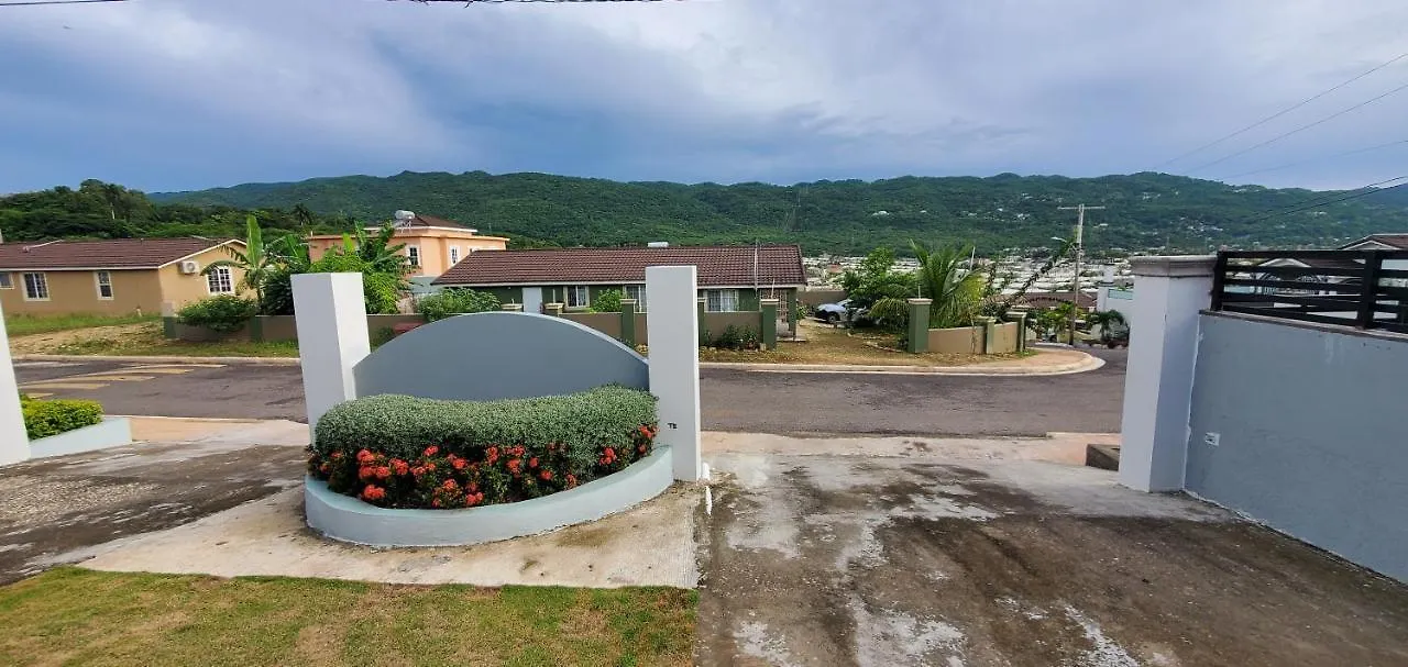 Hillside Sunrise, 2 Bed 2 Bath In Gated Community, Close To Beach, Food, Clubs & Shopping Free Parking, Free Wi-Fi Montego Bay Semesterbostad