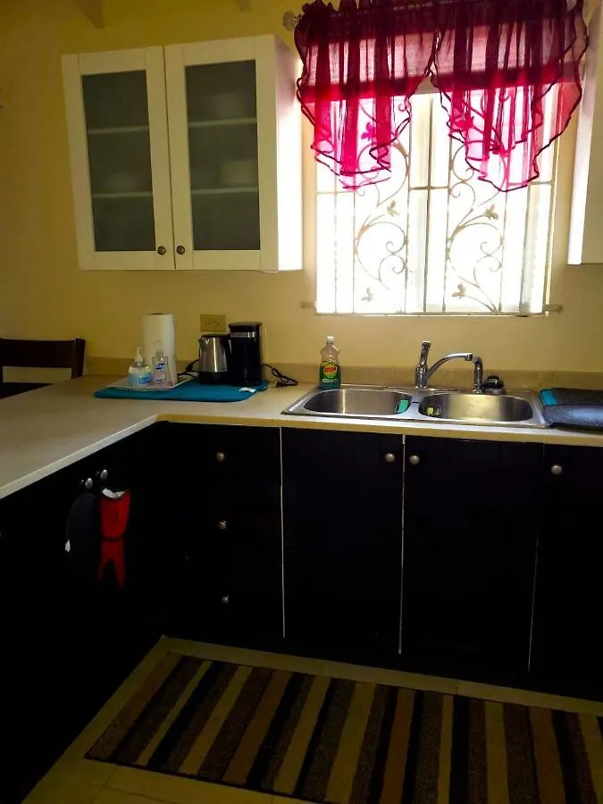 Semesterbostad Hillside Sunrise, 2 Bed 2 Bath In Gated Community, Close To Beach, Food, Clubs & Shopping Free Parking, Free Wi-Fi Montego Bay Jamaica