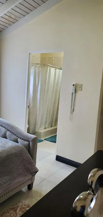 Vakantiehuis Hillside Sunrise, 2 Bed 2 Bath In Gated Community, Close To Beach, Food, Clubs & Shopping Free Parking, Free Wi-Fi Montego Bay