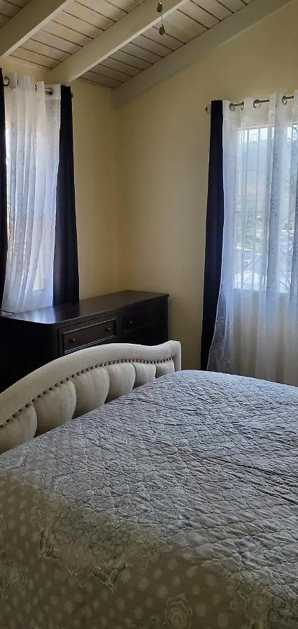 Hillside Sunrise, 2 Bed 2 Bath In Gated Community, Close To Beach, Food, Clubs & Shopping Free Parking, Free Wi-Fi Montego Bay