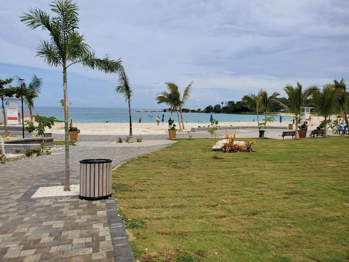 Vakantiehuis Hillside Sunrise, 2 Bed 2 Bath In Gated Community, Close To Beach, Food, Clubs & Shopping Free Parking, Free Wi-Fi Montego Bay