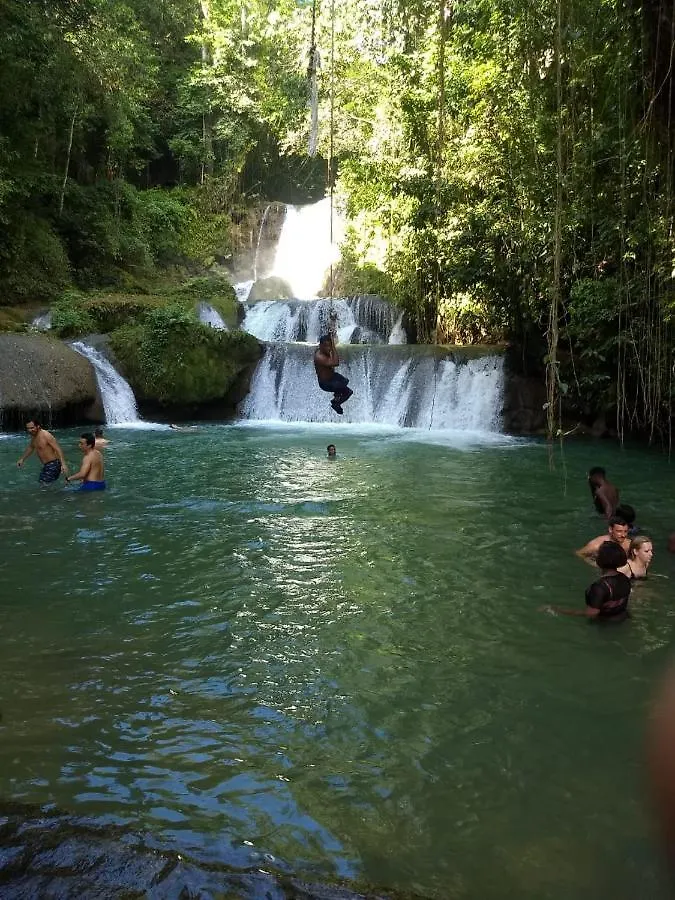 Vakantiehuis Hillside Sunrise, 2 Bed 2 Bath In Gated Community, Close To Beach, Food, Clubs & Shopping Free Parking, Free Wi-Fi Montego Bay Jamaica