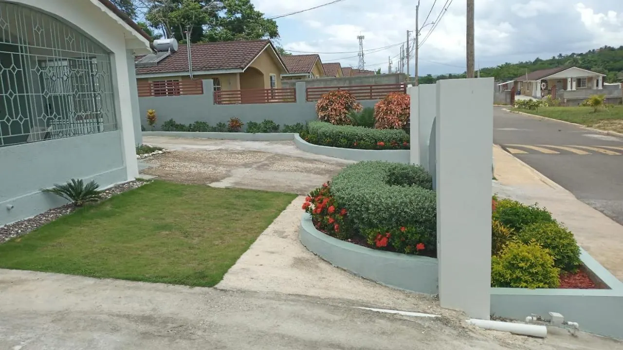 Vakantiehuis Hillside Sunrise, 2 Bed 2 Bath In Gated Community, Close To Beach, Food, Clubs & Shopping Free Parking, Free Wi-Fi Montego Bay Jamaica